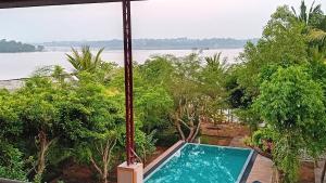 帕讷杜勒Jayaa Villas Bolgoda的享有水景的游泳池
