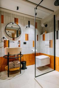 杜布罗夫尼克7oaks Noble House的一间带水槽和镜子的浴室