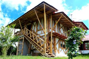 菲兰迪亚Casa Laureles的木屋顶建造的房子