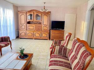 戈内斯Villa Briconico的带沙发和电视的客厅