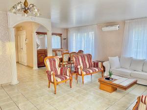 戈内斯Villa Briconico的客厅配有沙发、椅子和桌子