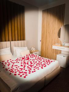 都拉斯Aromë natyre by AlaraFarm的一张床上有一大堆红玫瑰