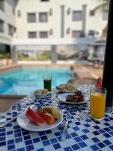 伊瓜苏芬尼斯酒店 的餐桌,盘子和一杯橙汁