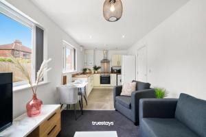 曼彻斯特1 Sarah House by Truestays - 2 Bedroom Apartment - FREE Wifi & Parking的带沙发的客厅和厨房
