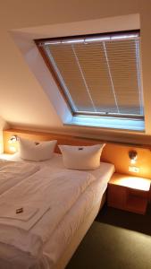 岑平"Ab zum Strand"的一间卧室设有一张大床和窗户