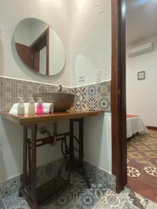 帕尔米拉Hotel Boutique Iyarí的一间带水槽和镜子的浴室