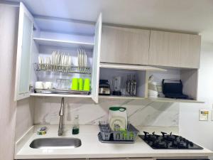 Apartamento en Ciudad Del Rio El Poblado Medellin的厨房或小厨房