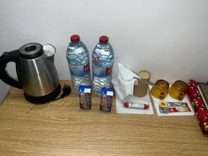 杰拉什Abuawad Rental的一张桌子、一个咖啡壶和两个瓶装水