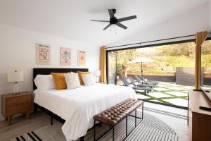 圣地亚哥Amazing Lux Oasis Spacious Modern Private Fam Fav的一间带大床的卧室和一个露台