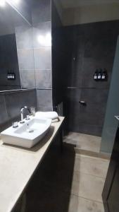 拉班达Maria's Hotel的一间带水槽和淋浴的浴室