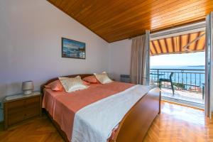 布雷拉Guest house Lenka的一间卧室设有一张床,享有海景