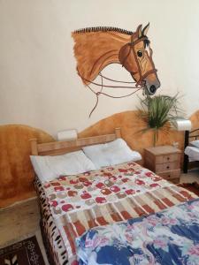 达纳Dana star的卧室配有一张带马头的墙壁床。