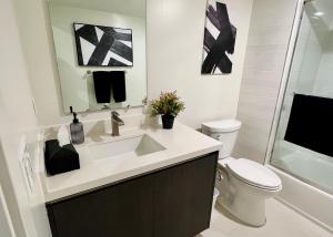 洛杉矶Century City Chic 4 sleep free parking 402的白色的浴室设有水槽和卫生间。