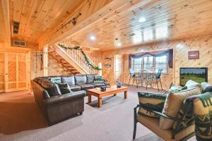 博因福尔斯3-Storey Home with Gorgeous Deck on Bows Lake ➠ 9776的小木屋内带皮革家具的客厅