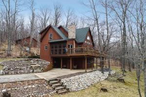 博因福尔斯3-Storey Home with Gorgeous Deck on Bows Lake ➠ 9776的大型木房子,设有 ⁇ 盖屋顶