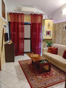 波佐利Giannas relax的带沙发和红色窗帘的客厅