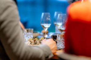 韦因地区拉奇拉切尔乡村旅馆的一群坐在桌子上的人,戴着酒杯