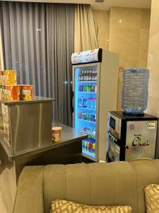 麦加جوهرة الديارJawaharat Al Diar的出售饮品的自动售货机