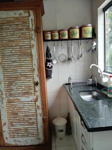 伊塔蒂亚亚Casa baiana的厨房配有水槽和台面