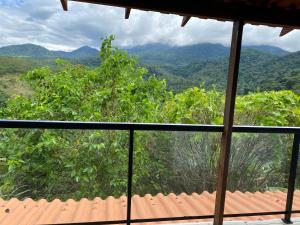 伊塔蒂亚亚Casa baiana的窗户享有山景。