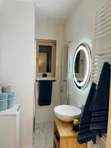 科普里夫尼察Apartman N&N的白色的浴室设有水槽和镜子