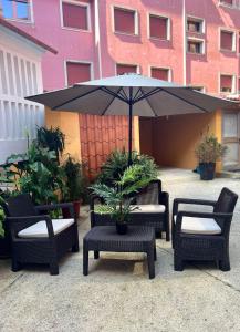 布埃乌Apartamento Centroplaya的庭院配有桌椅和遮阳伞。
