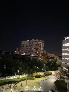 马尼拉SMDC GRACE RESIDENCE, TAGUIG (Near BGC, MCKINLEY,MAKATI)的城市的夜景,高楼