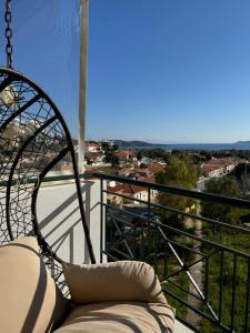 拉夫里翁Sea & Mountain Apartment的阳台配有沙发,享有城市景观。