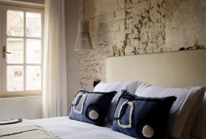阿维莱斯APARTAMENTO DISEÑo GALIANA 6 ARENA AVILÉS ASTURIAS的一间卧室配有一张带蓝色枕头的床和一扇窗户。
