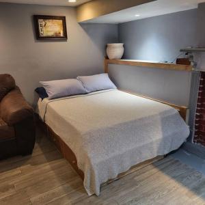 泽西市Jersey City One bedroom apt的一间带床和沙发的小卧室