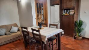 布拉干萨Apimonte Casa do Pascoal - PN Montesinho的客厅配有餐桌和椅子