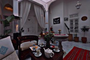 马拉喀什Riad Morocco Sky的客厅配有沙发和桌子