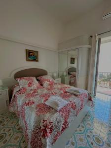 卡普里Capri Suite Dreams的一间卧室配有一张床和一面大镜子