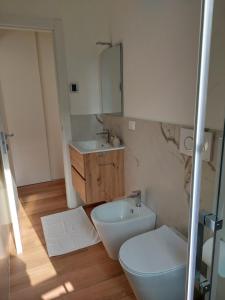 莱科Casa Mappamondo的一间带水槽、卫生间和镜子的浴室