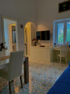 卡普里Capri Suite Dreams的客厅配有床、书桌和电视