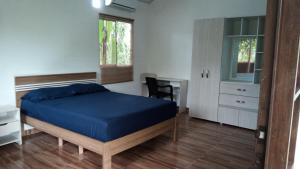 阿西斯港Hostal Suna Vito的一间卧室配有一张床、一张桌子和一张桌子