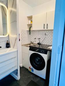 梅尔顿Stylish tiny home in Melton west的厨房配有洗衣机及水槽