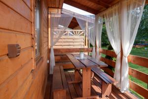 德布吉Domki Rejs的小木屋内带木桌的木门廊