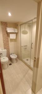 拉库布蕾Hotel Intersur La Cumbre的一间带卫生间和玻璃淋浴间的浴室