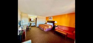 欧克莱尔Scottish Inn & Suites - Eau Claire的酒店客房,配有床和沙发