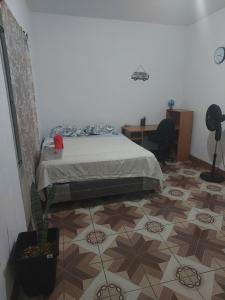 阿马蒂特兰APARTAMENTO AMATILAN的卧室配有1张床,铺有瓷砖地板。