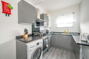 利兹*RC246*For your relaxed & Cosy stay + Free Parking的厨房配有洗衣机和洗衣机。