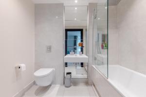 伦敦Luxury 2 bed 2 bath close to Chelsea的浴室配有卫生间、盥洗盆和淋浴。
