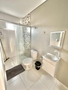 马瑙斯Hotel Manaus - Dom Pedro I的带淋浴、卫生间和盥洗盆的浴室