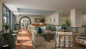 亚特兰大Hotel Granada的大堂设有绿色的沙发和椅子
