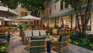 亚特兰大Hotel Granada的户外休息区配有桌椅和遮阳伞。