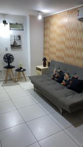 若昂佩索阿Flat Manaíra Palace Beira Mar的客厅配有沙发