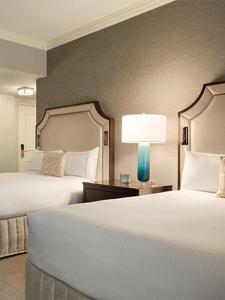 西雅图费尔蒙奥林匹克酒店的酒店客房,设有两张床和一盏灯