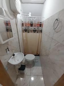 伊塔博拉伊Hospedagem Suites Itaboraí的浴室配有卫生间、淋浴和盥洗盆。