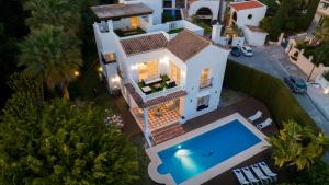 马贝拉VACATION MARBELLA I Villa Nadal, Private Pool, Lush Garden, Best Beaches at Your Doorstep的享有带游泳池的别墅的顶部景致